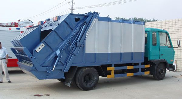東風(fēng)輕型壓縮式垃圾車