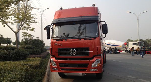 東風(fēng)天龍易燃液體罐式運(yùn)輸車(chē)