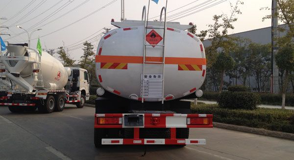 東風(fēng)天龍易燃液體罐式運(yùn)輸車(chē)