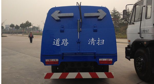 東風(fēng)輕型掃路車