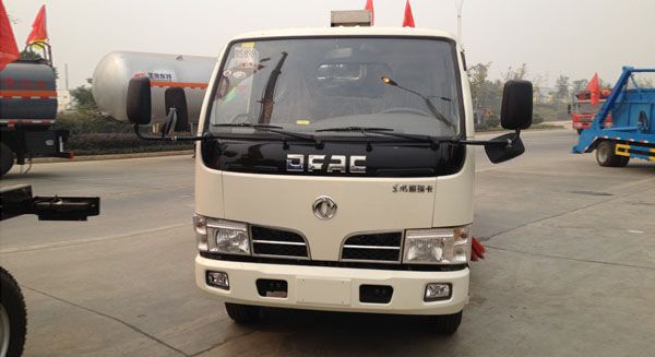 東風(fēng)輕型掃路車