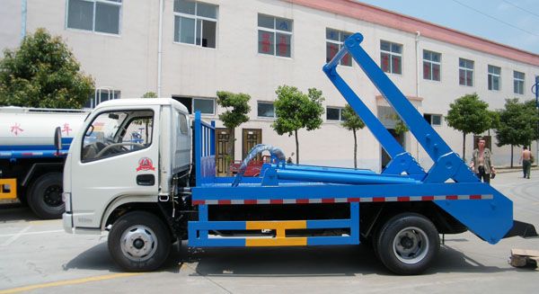 東風(fēng)輕型擺臂式垃圾車