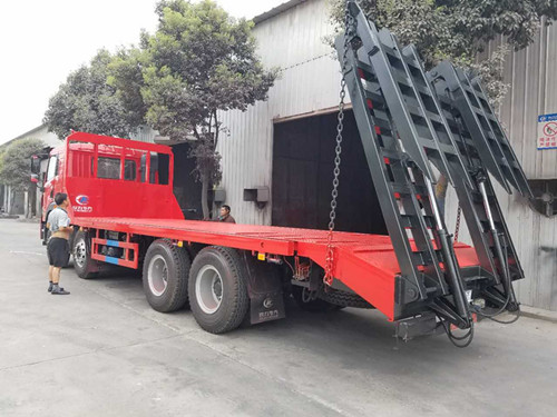 解放30噸挖機(jī)拖板車