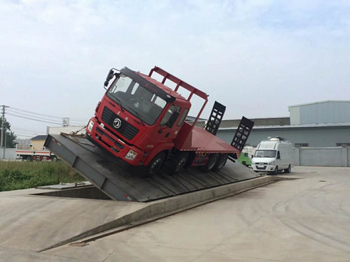 25噸東風(fēng)平板運(yùn)輸車?yán)跈C(jī)