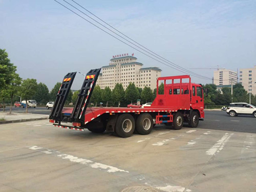 25噸東風(fēng)平板運(yùn)輸車?yán)跈C(jī)