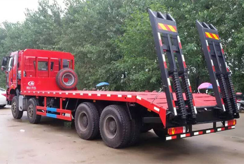 25噸東風(fēng)平板運(yùn)輸車?yán)跈C(jī)